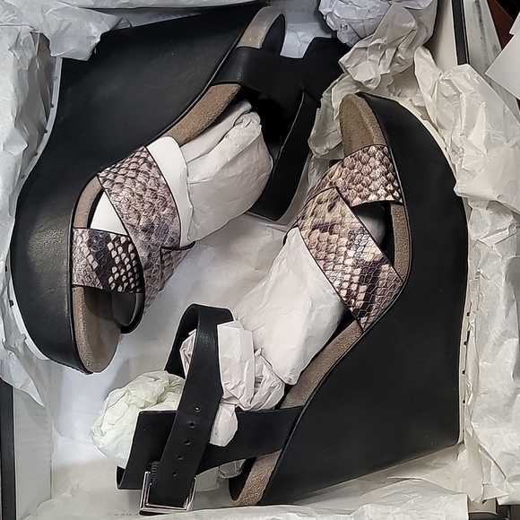 Kenneth Cole New York Women's Clove - Picture 3 of 3